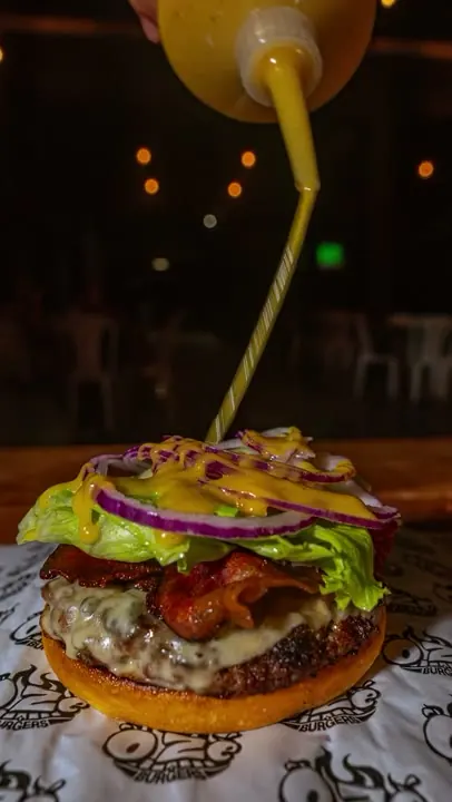 Burger sendo montado na hora